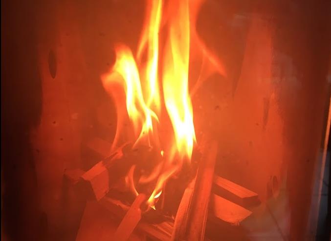 Richtig anfeuern – so heizt man mit Holz